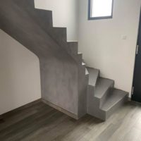 Escalier-béton-ciré-argent