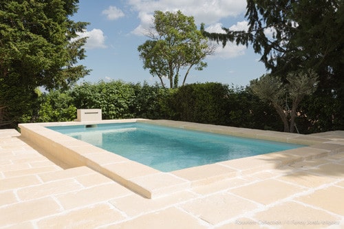 Margelles massives noires contemporaines  Piscine aménagement paysager,  Aménagement jardin terrasse piscine, Amenagement piscine
